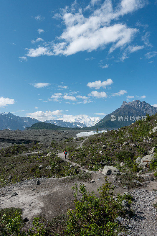 一名徒步攀登冰川的男子，Wrangell St. Elias NP, Alaska